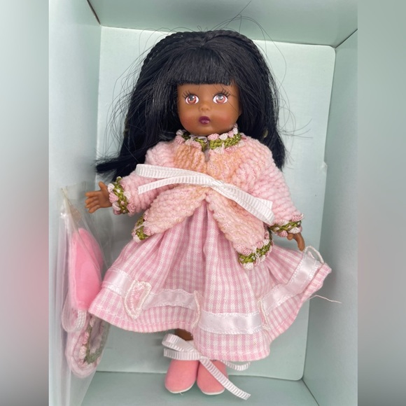 Madame Alexander 2002 CALENDAR GIRLS FEBRUARY 5” - Picture 2 of 4